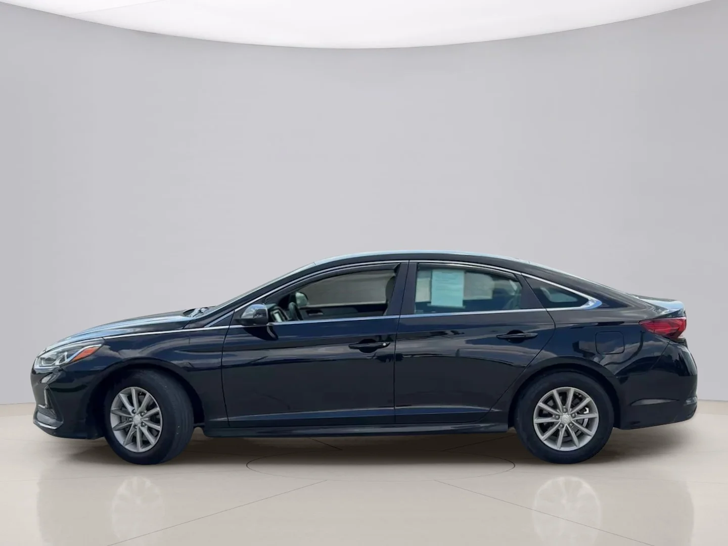 Used 2018 Black Hyundai SE image 2
