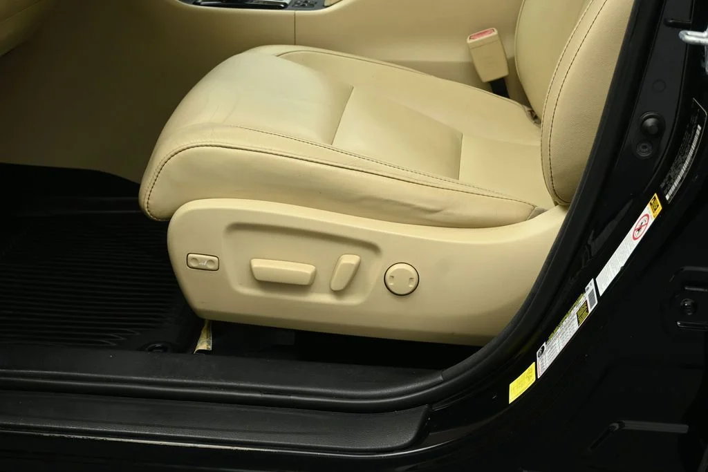 Used 2018 Black Toyota XLE image 9