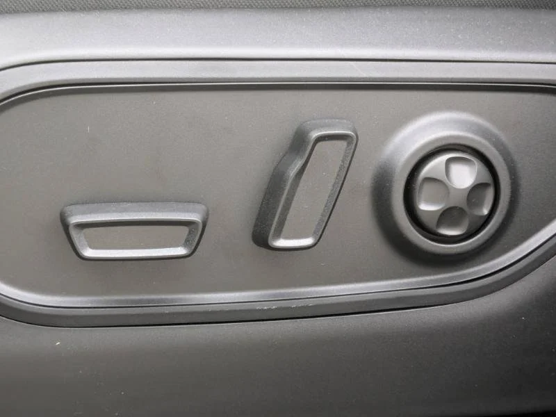 New 2025 White Jeep Limited - - 4x4 - Second row heated seats - Dual Pano Sunroof - Int FAM CAM & More! image 13