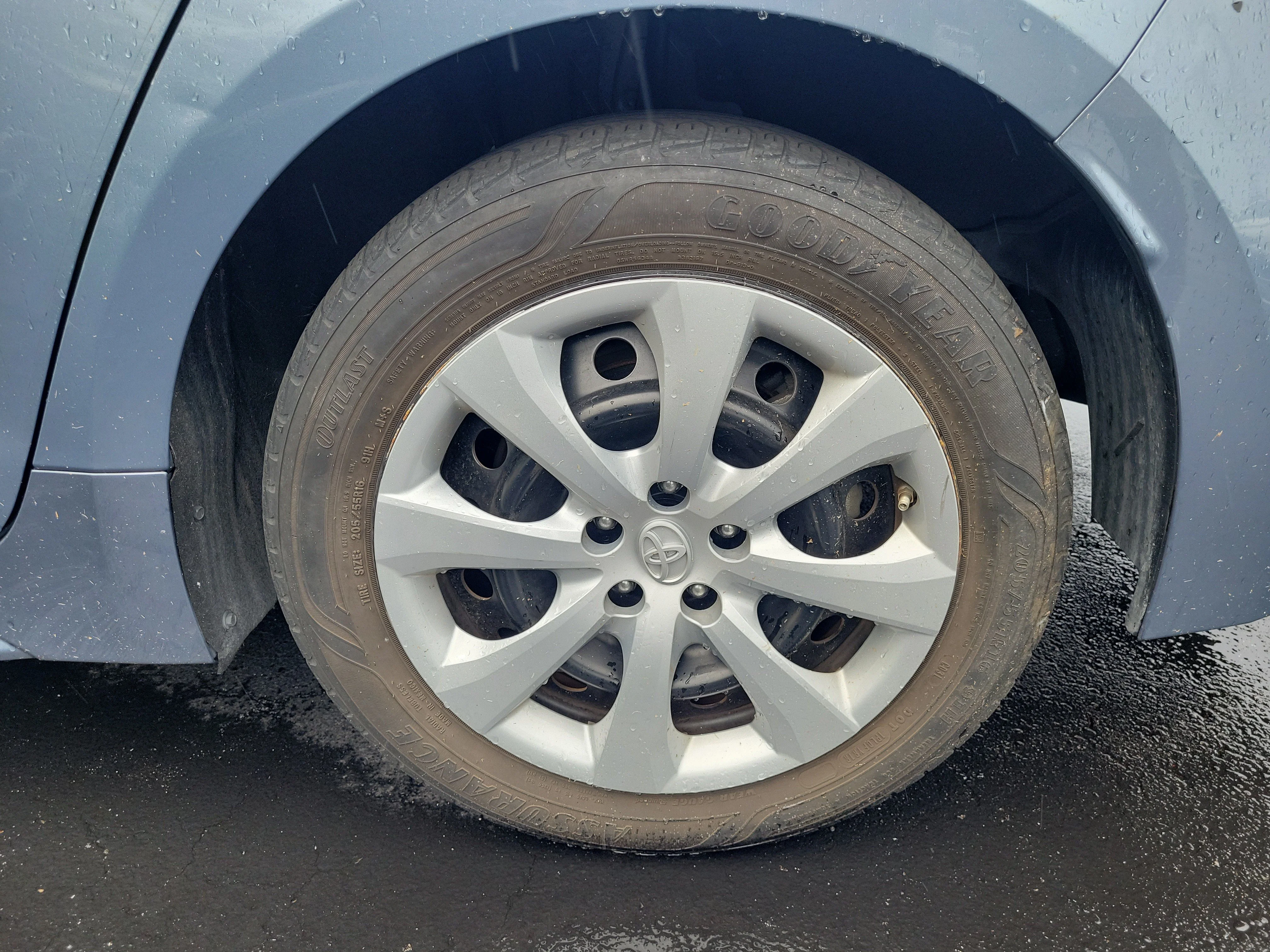 Used 2022  Toyota LE image 5