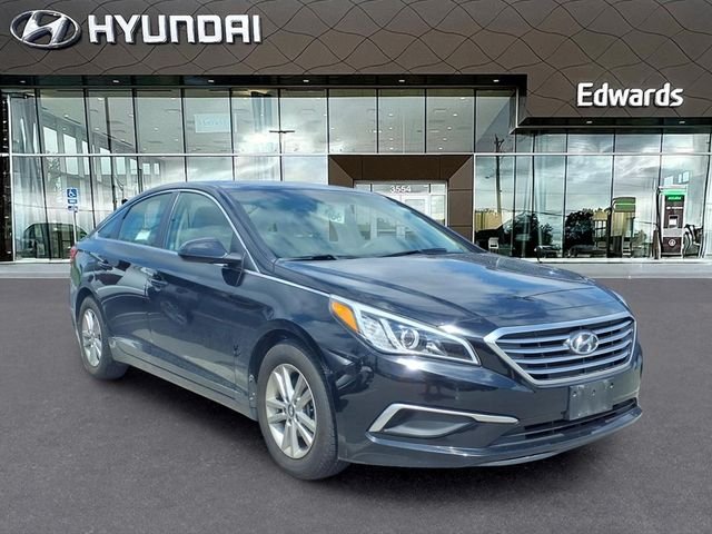 Used 2017 Black Hyundai SE image 4
