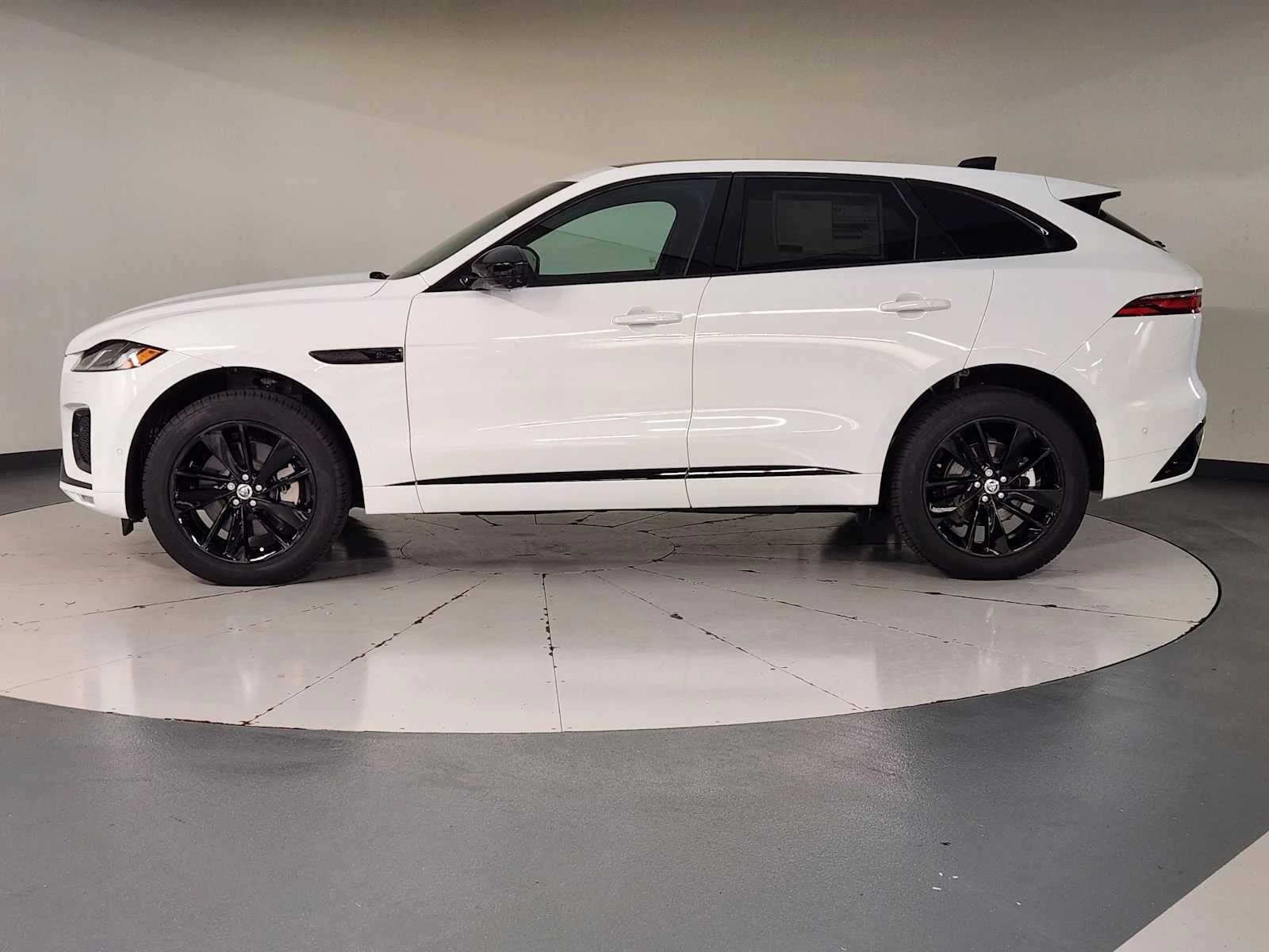New 2026 Fuji White Jaguar R-Dynamic S image 8