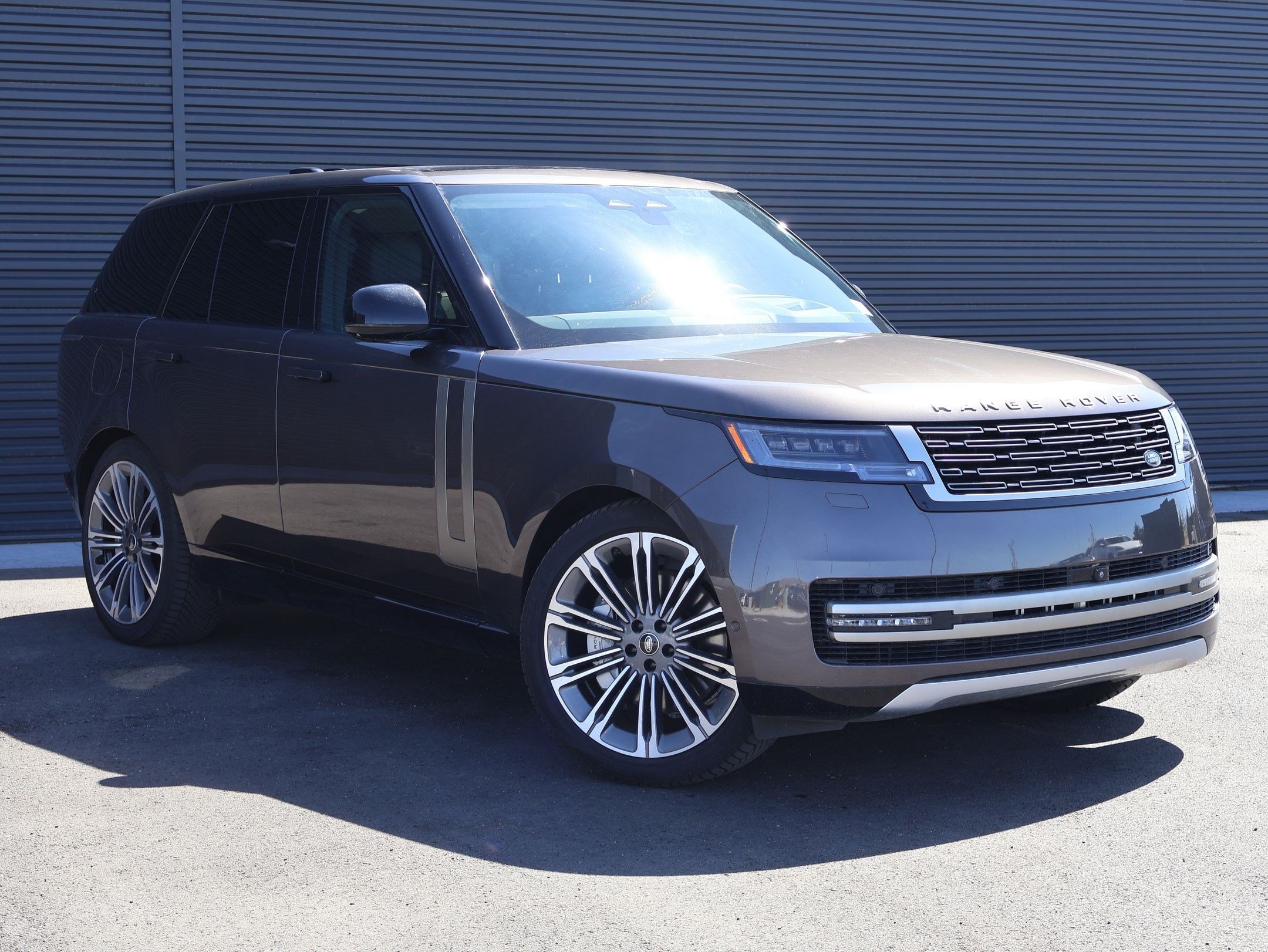 Used 2025 Eiger Grey Metallic Land Rover SE image 8