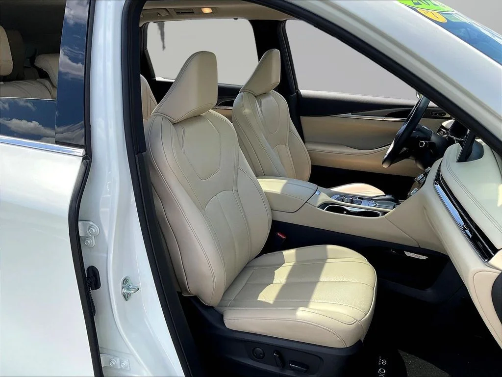 Used 2023 White INFINITI LUXE image 31