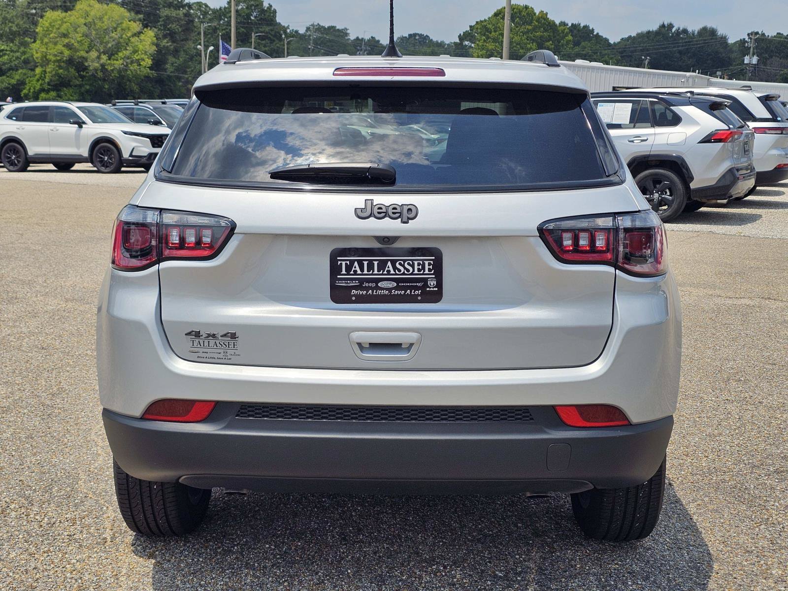 New 2026 Silver Zynith Metallic Clearcoat Jeep Latitude Altitude image 10