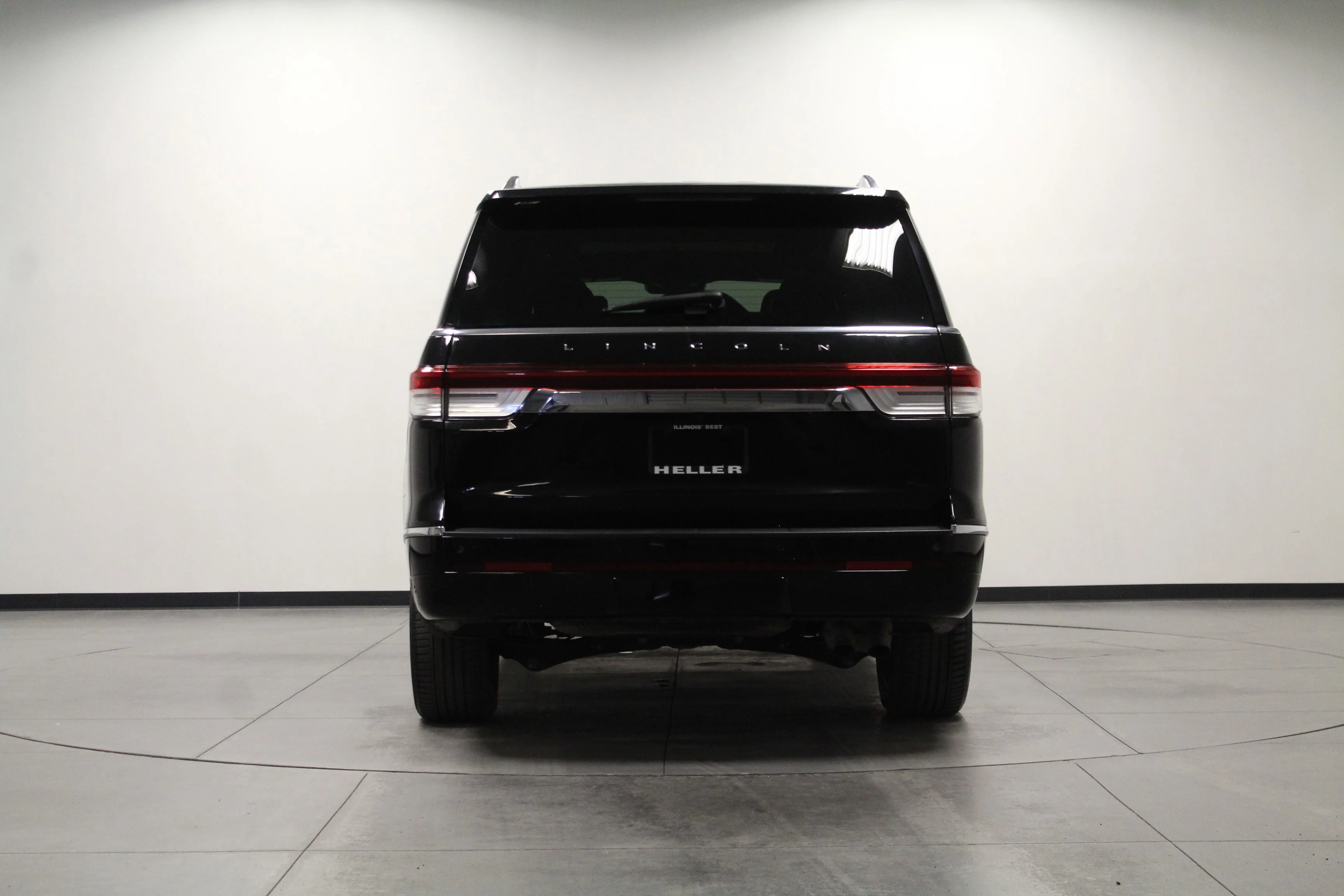 Used 2023 Infinite Black Metallic Clearcoat Lincoln Reserve image 5