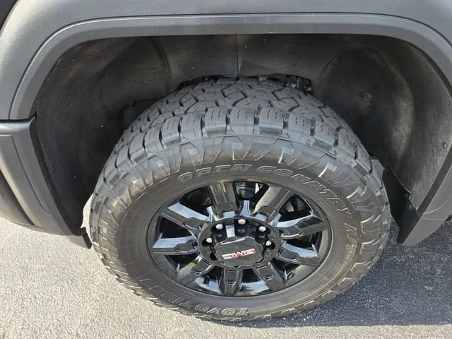 Used 2024 Onyx Black GMC AT4 image 27