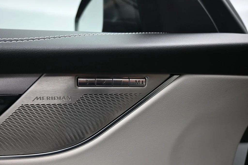 Used 2023  Jaguar P400 R-Dynamic S image 10