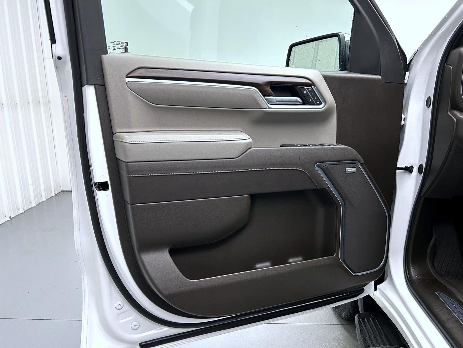 Used 2025 White GMC SLT image 9