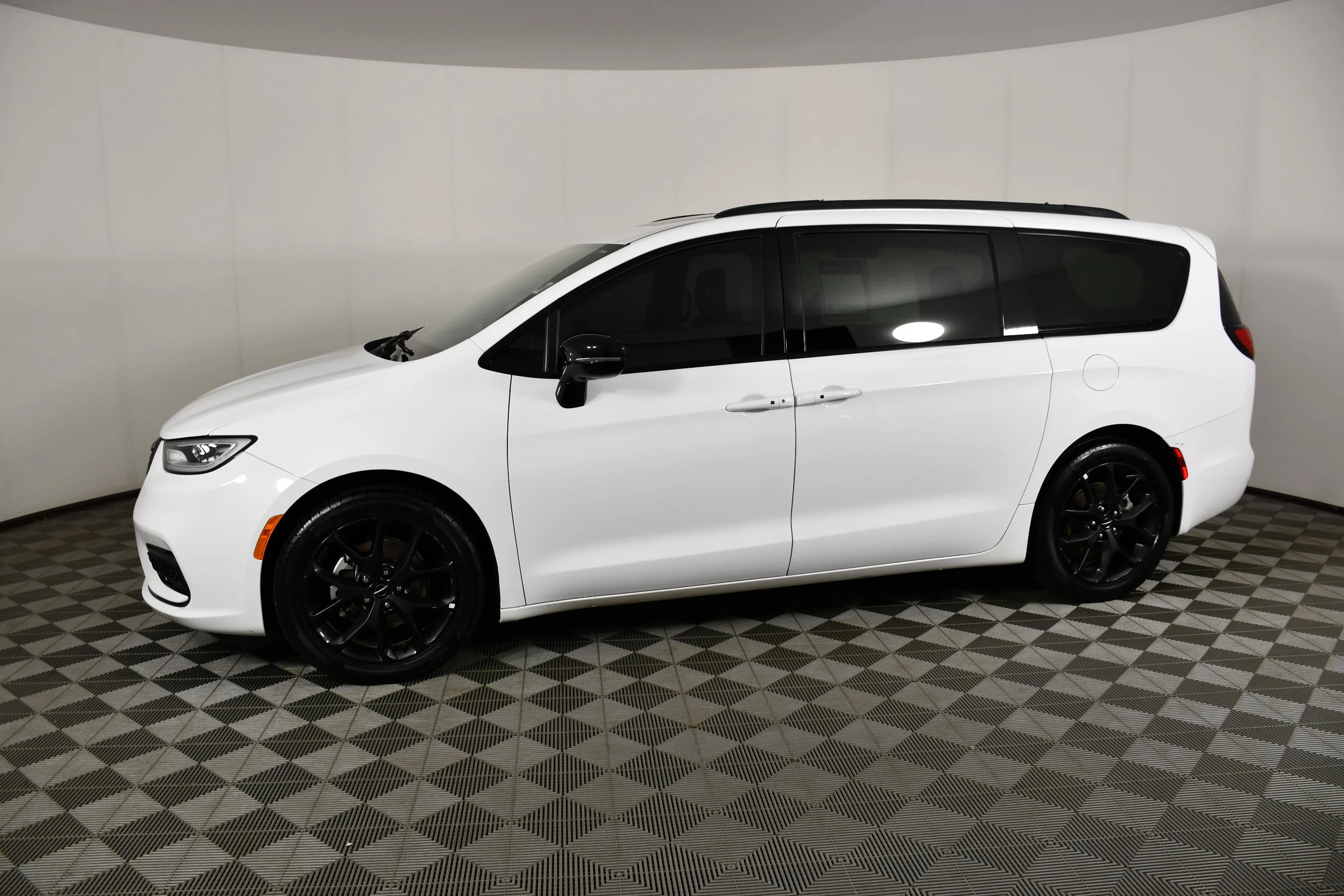 Used 2025 Bright White Clearcoat Chrysler Limited image 9