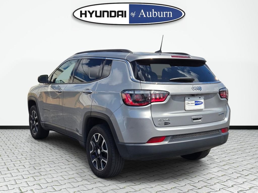 Used 2022 Silver Jeep Latitude image 10