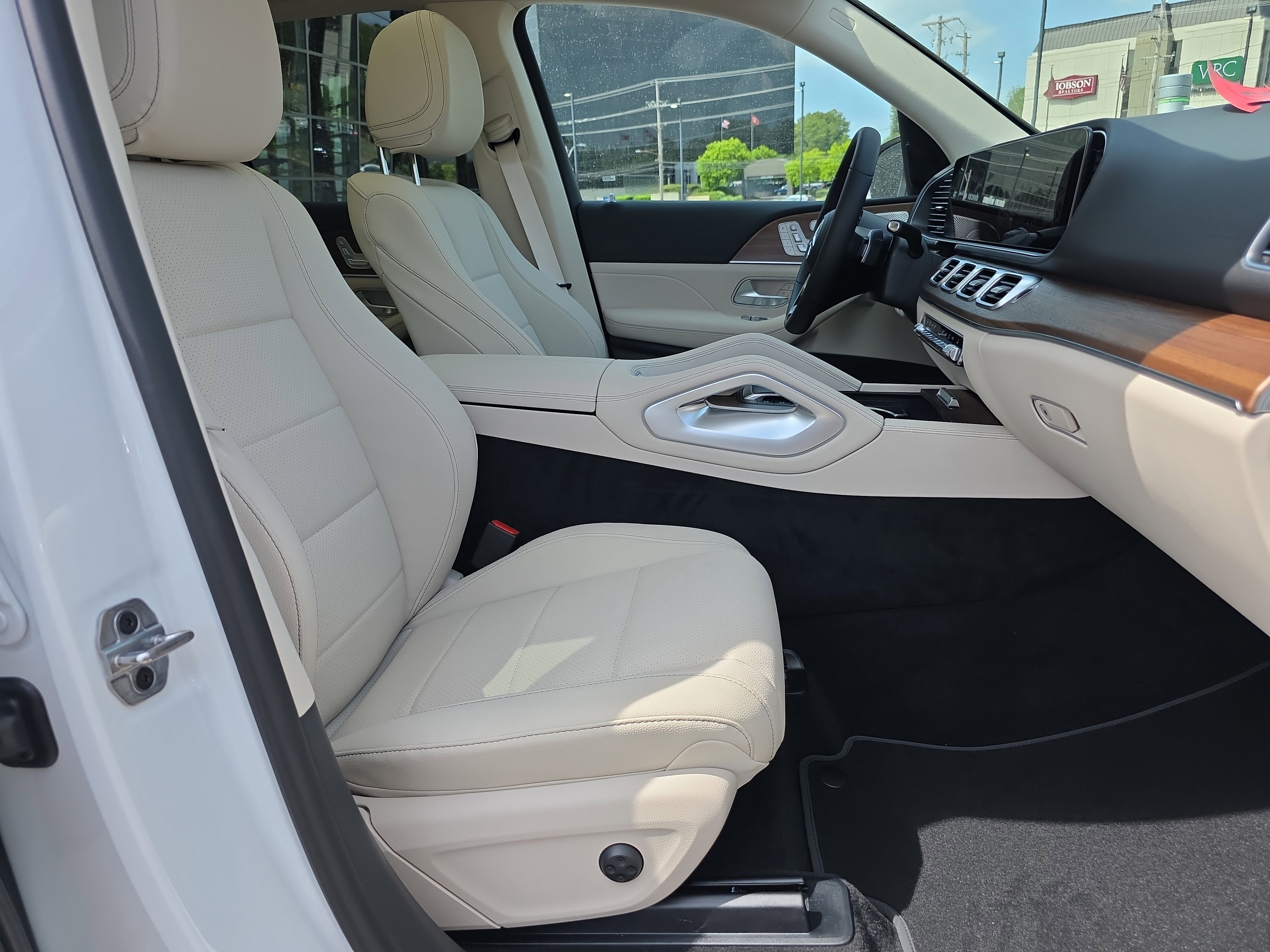 New 2026 MANUFAKTUR Moonlight White Metallic Mercedes-Benz GLE 450 image 46