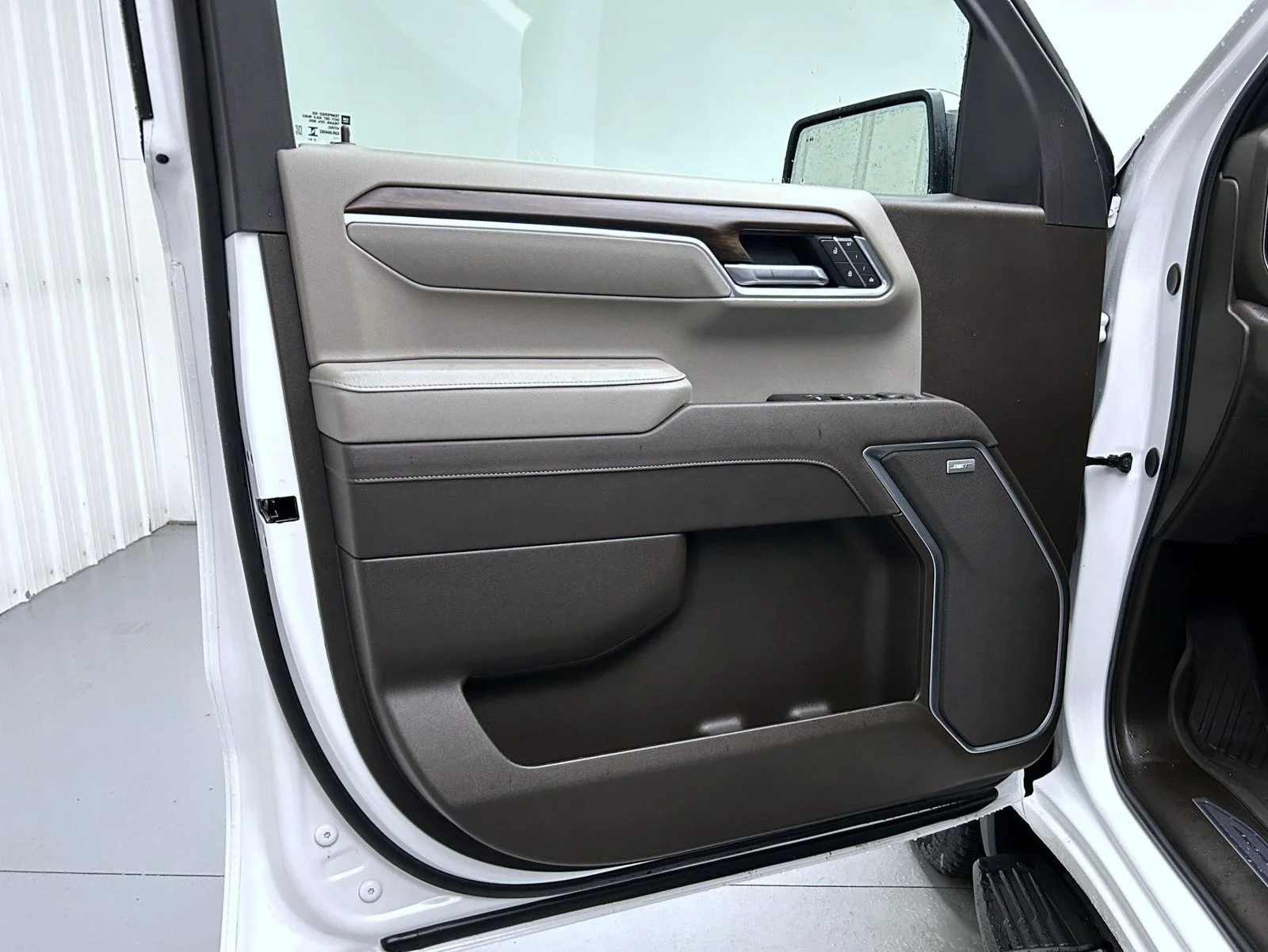 Used 2025 White GMC SLT image 9