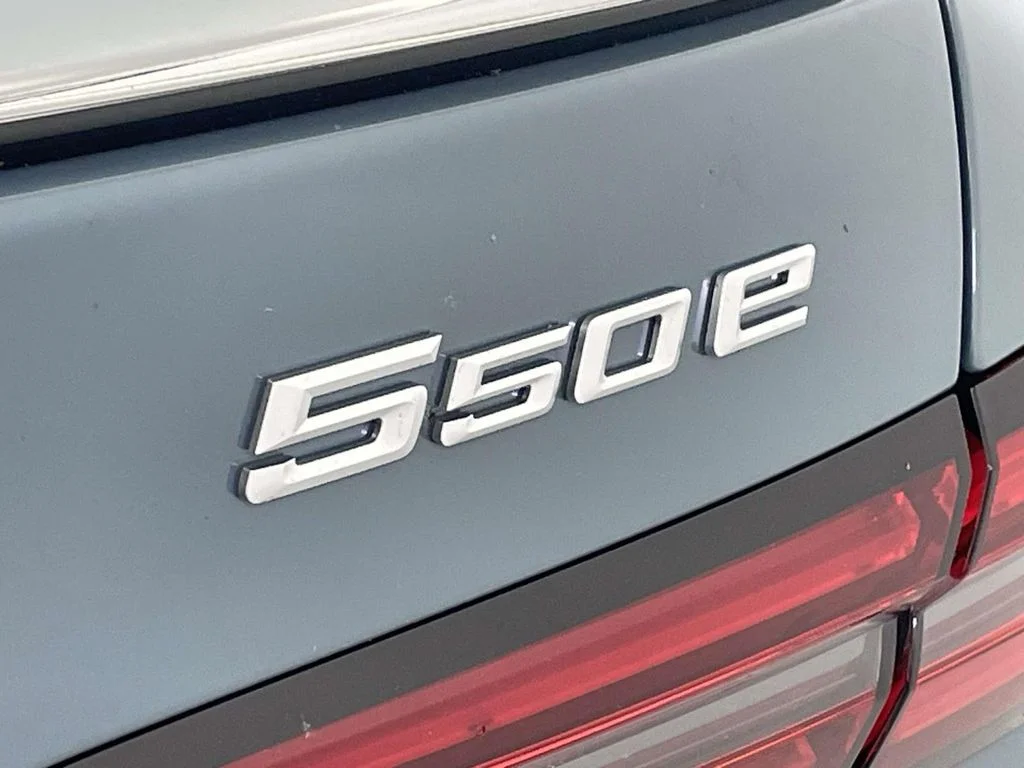 2026 BMW 5 Series 550e - Photo 11
