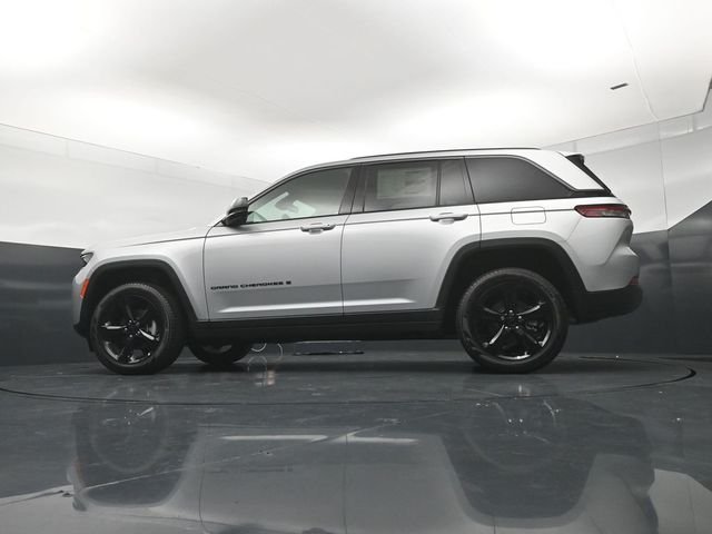 New 2026 Silver Zynith Exterior Paint Jeep Limited image 21