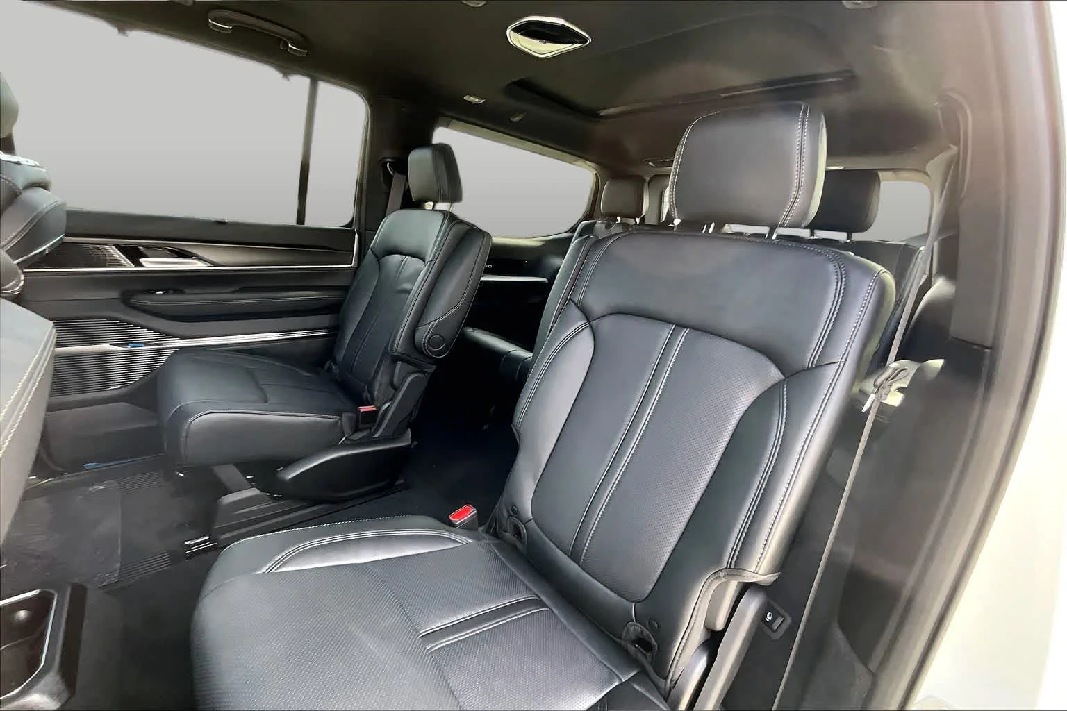 New 2026 Bright White Clear-Coat Exterior Paint Jeep Summit Obsidian image 21