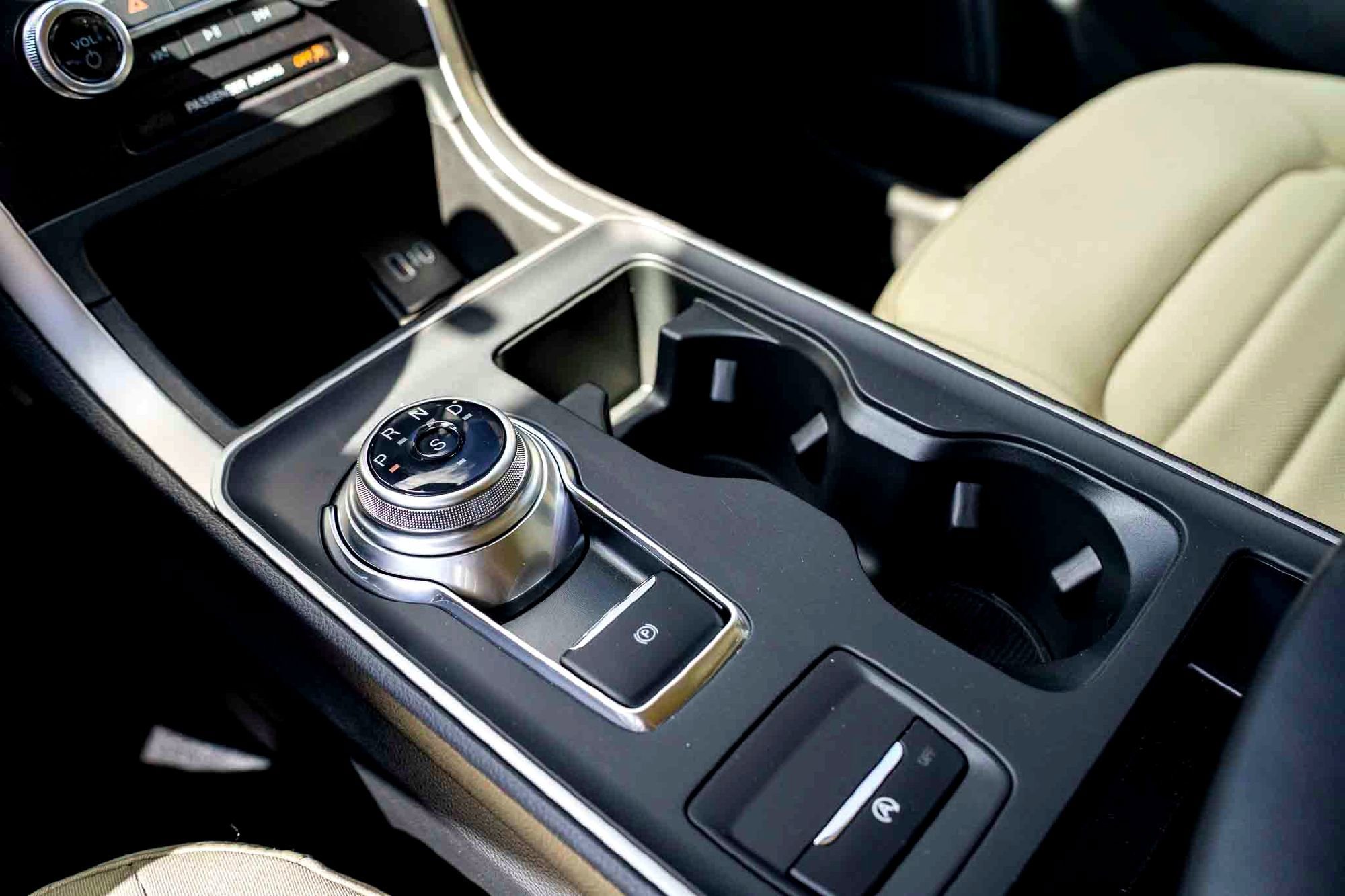 New 2024 Agate Black Metallic Ford SE image 22