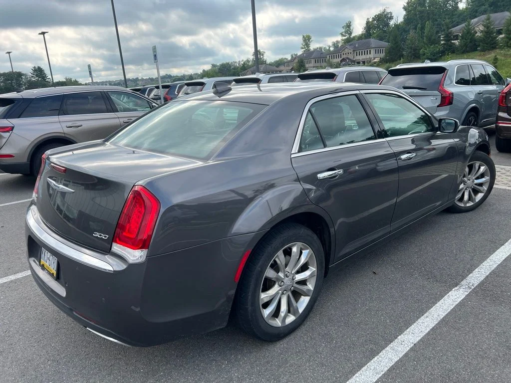 Used 2018 Crystal Metallic Chrysler Limited image 14