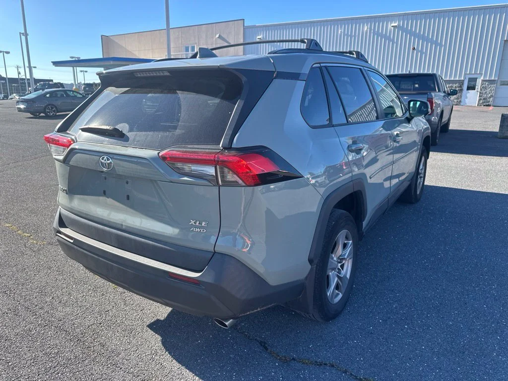 Used 2023  Toyota XLE image 3