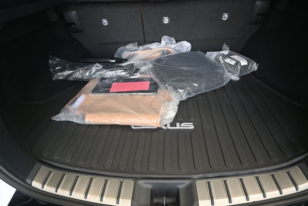New 2026 Oxygen White Lexus  350e PREMIUM image 20