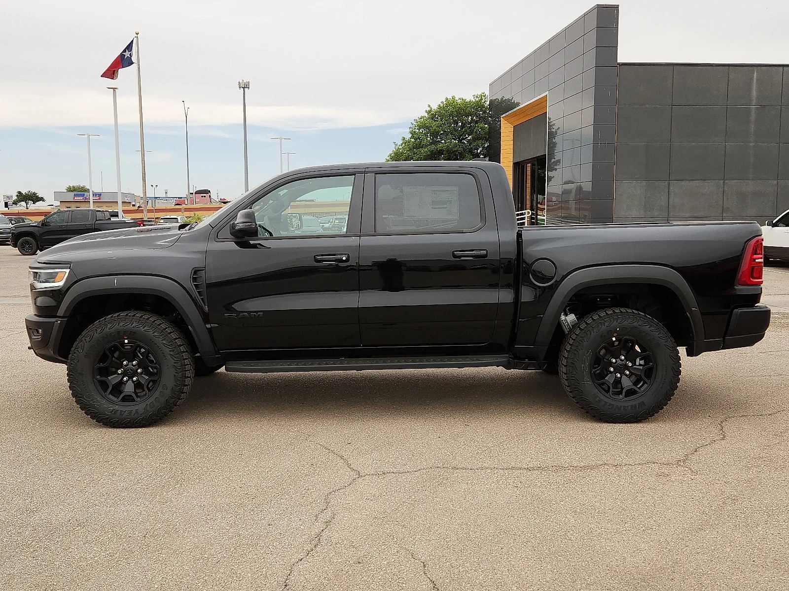 New 2026 Diamond Black Crystal Pearl-Coat  Paint Ram RHO CREW CAB 4X4 5