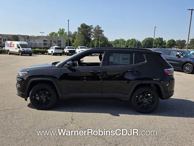 New 2026 Diamond Black Crystal Pearl-Coat Exterior Paint Jeep Latitude image 4