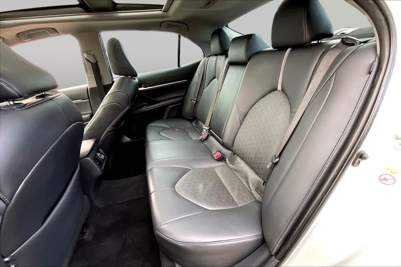 Used 2018 Wind Chill Pearl Toyota XSE V6 image 19