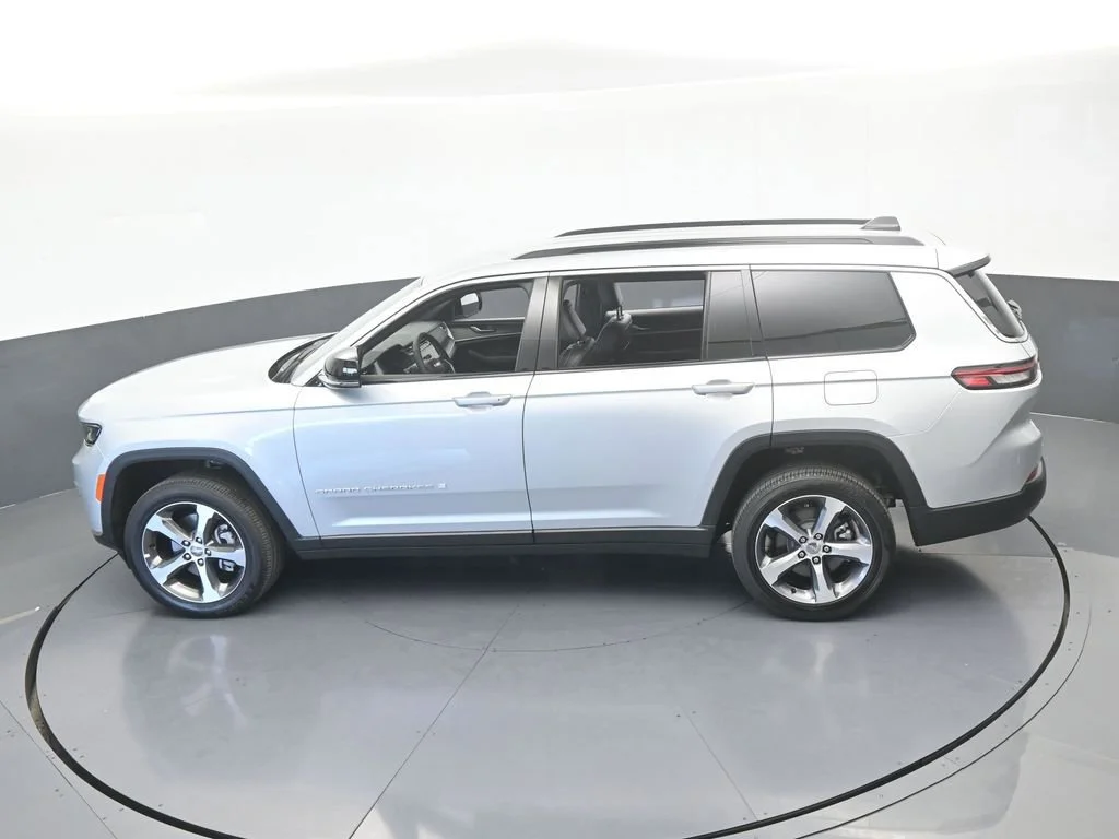 Used 2025 Silver Jeep Limited image 50