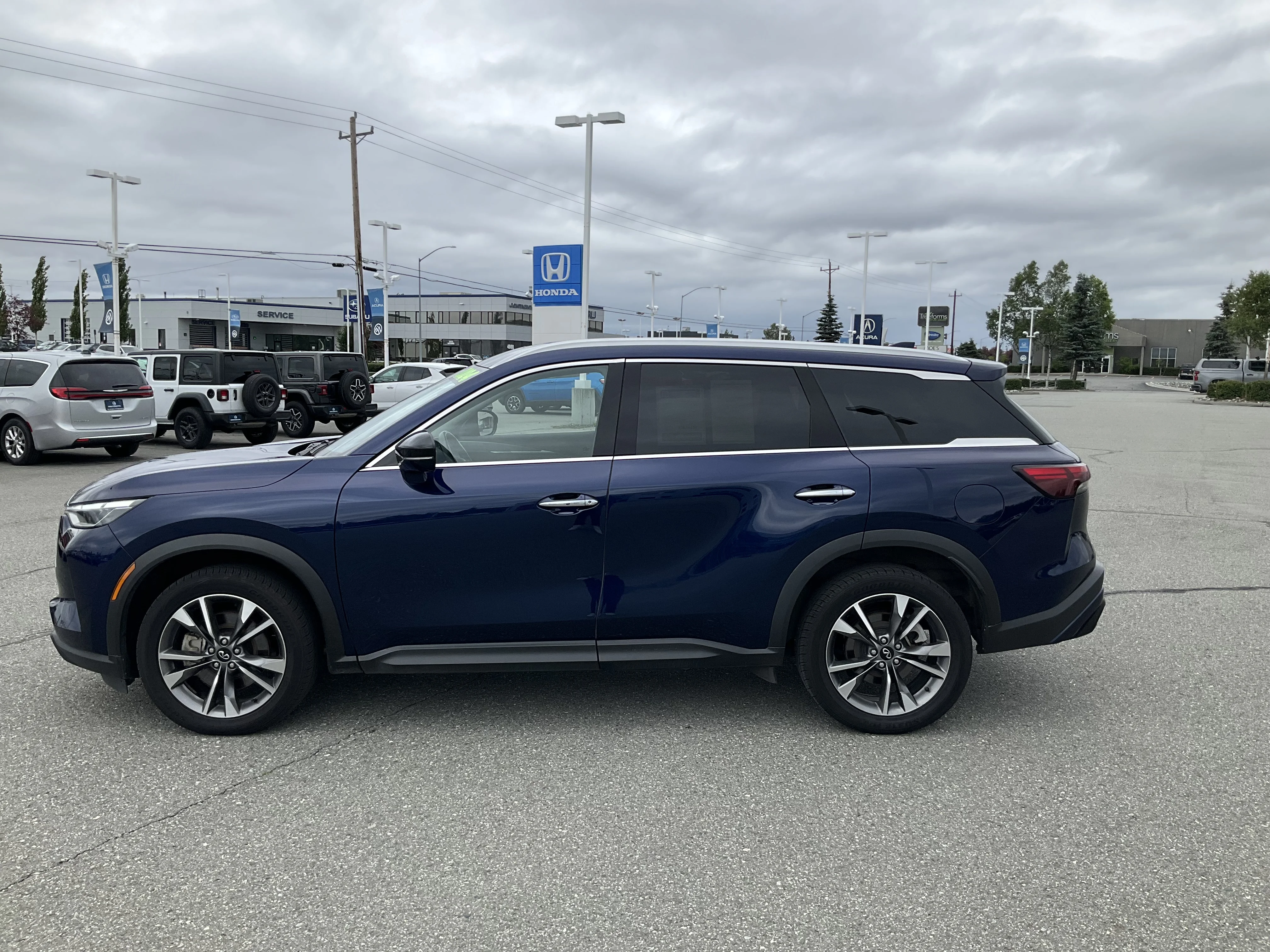 Used 2024 Grand Blue INFINITI LUXE image 3