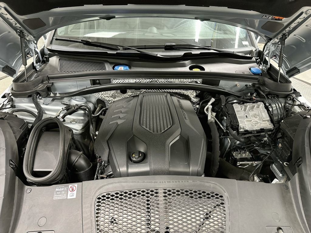 Used 2025  Porsche  image 31