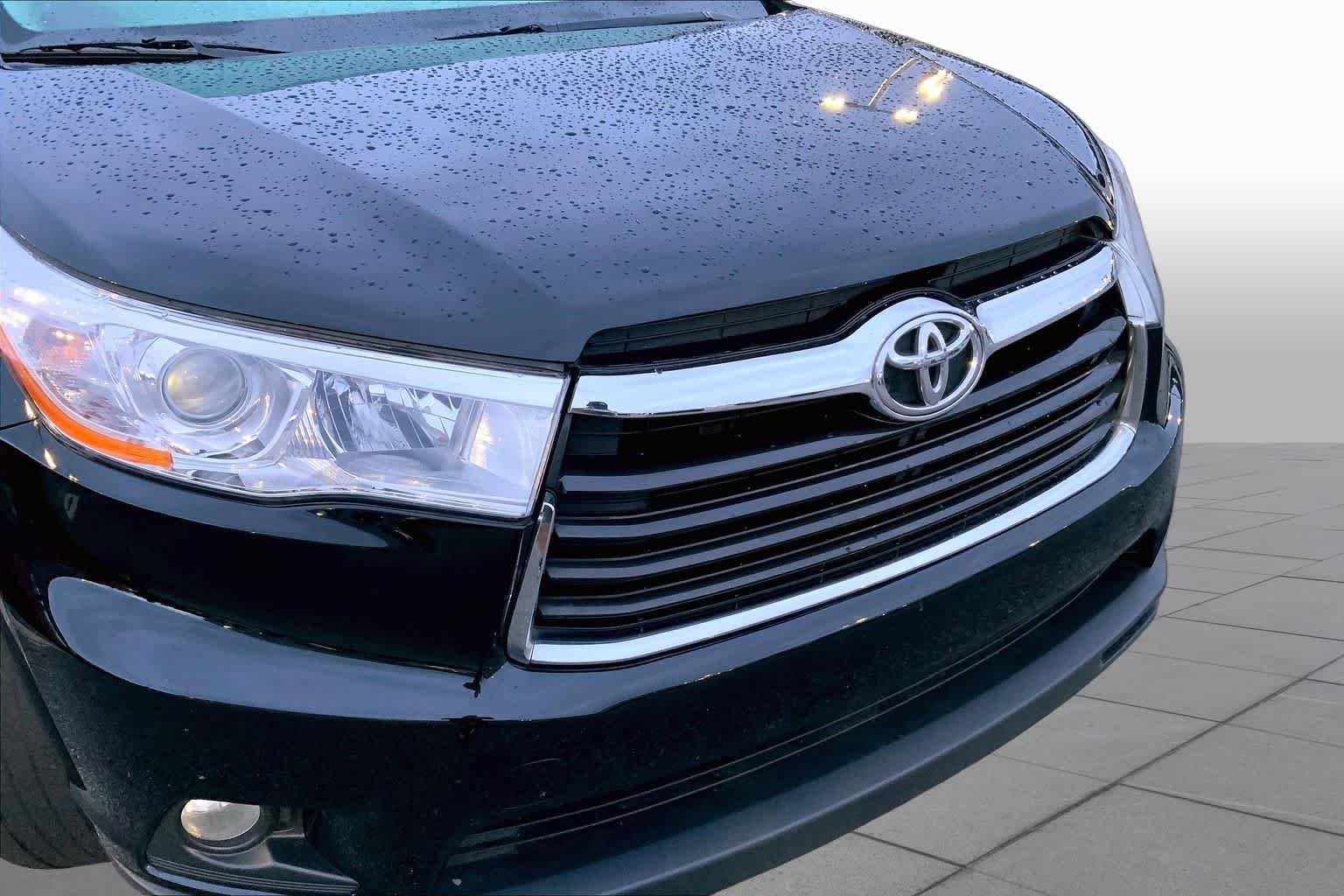 Used 2014 Attitude Black Metallic Toyota LE Plus image 29