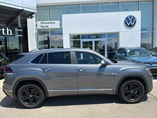 2024 Volkswagen Atlas Cross Sport 2.0T SEL R-Line 4MOTION's photo