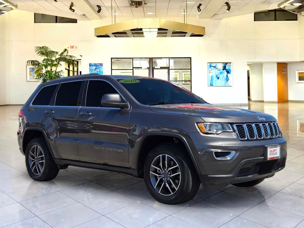 Used 2019 Gray Jeep Laredo E image 3