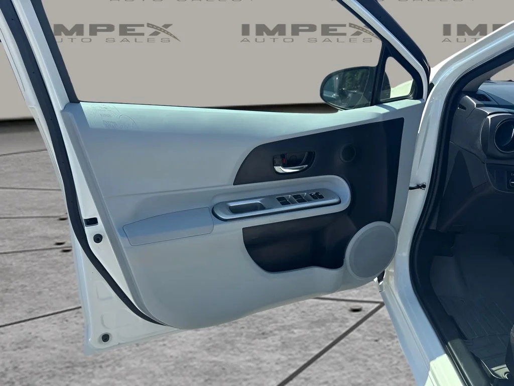 Used 2013 White Toyota Four image 14