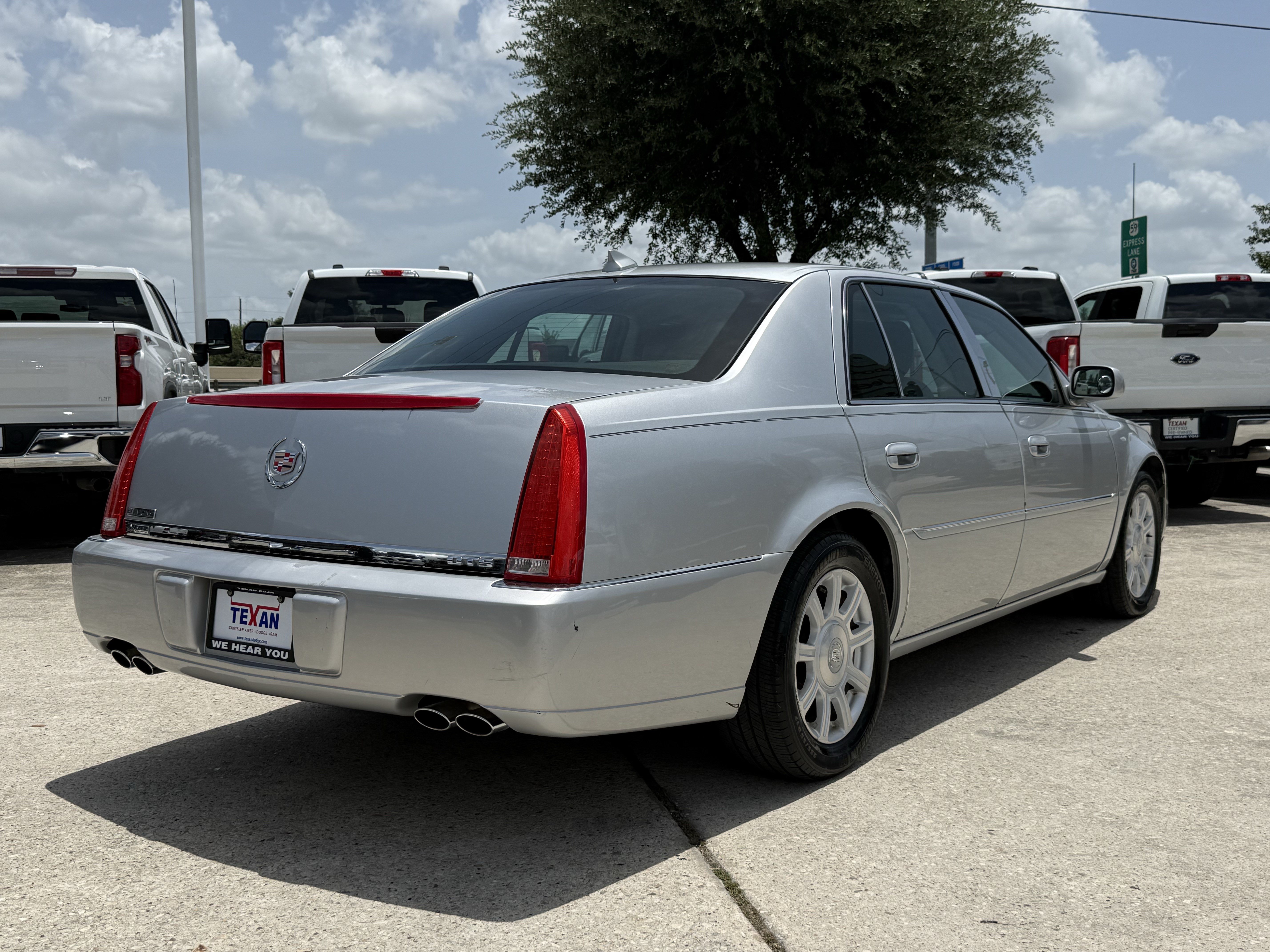 Used 2010 Radiant Silver Cadillac w/1SA image 4