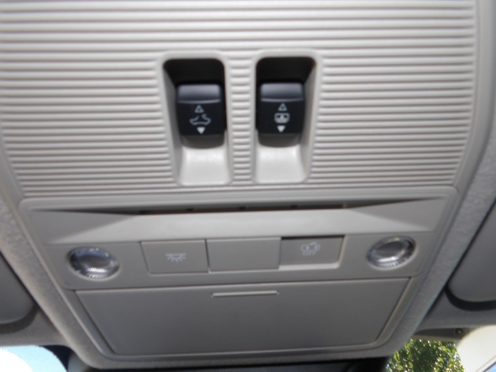 New 2026 Aspen White TriCoat / Super Black Two-tone Nissan SV image 25
