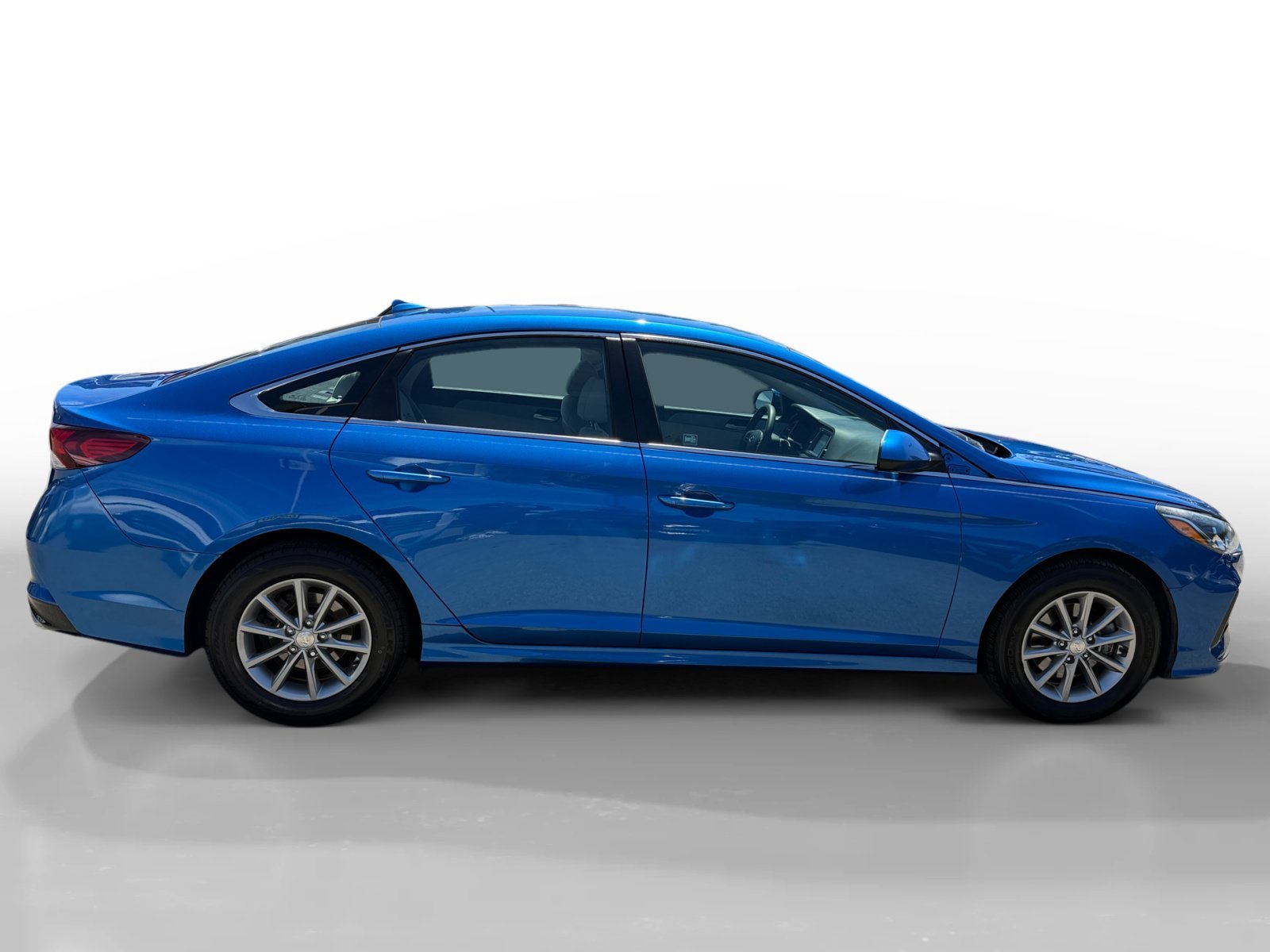 Used 2018 Electric Blue Hyundai SE image 6