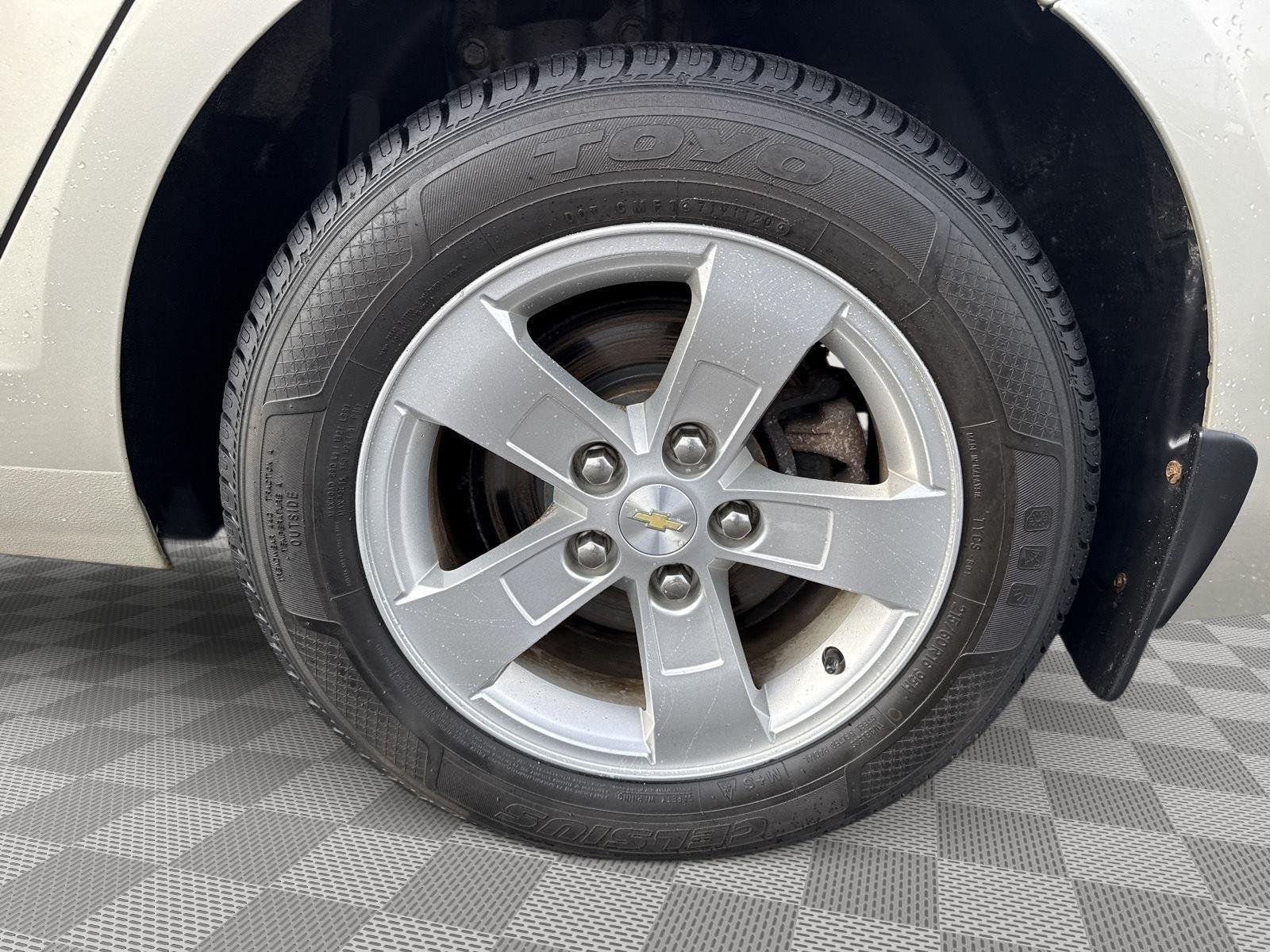 Used 2014 Champagne Silver Metallic Chevrolet LS image 7
