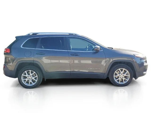 Used 2017 Granite Crystal Jeep Latitude image 8