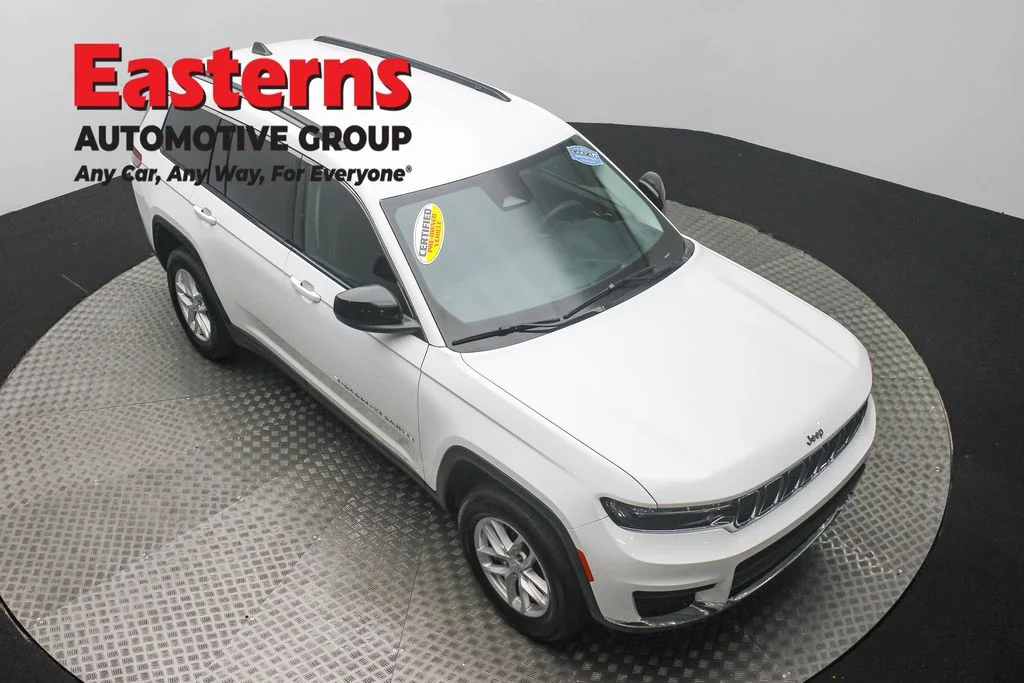 Used 2023 White Jeep Laredo image 3