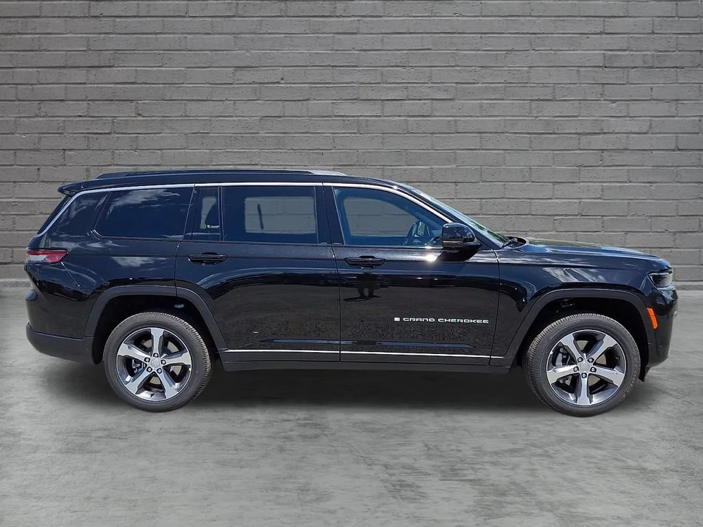 New 2026 Diamond Black Crystal Pearlcoat Jeep Limited image 9