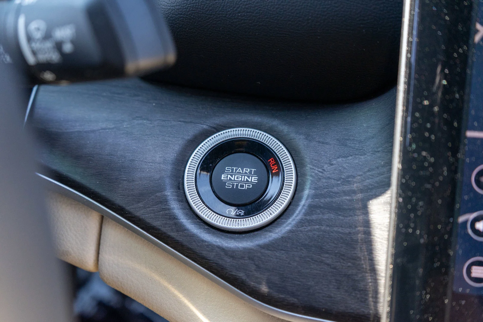 Used 2023 Diamond Black Crystal Pearlcoat Jeep Limited image 22