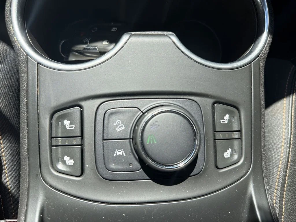 Used 2021 Silver GMC SLT image 19