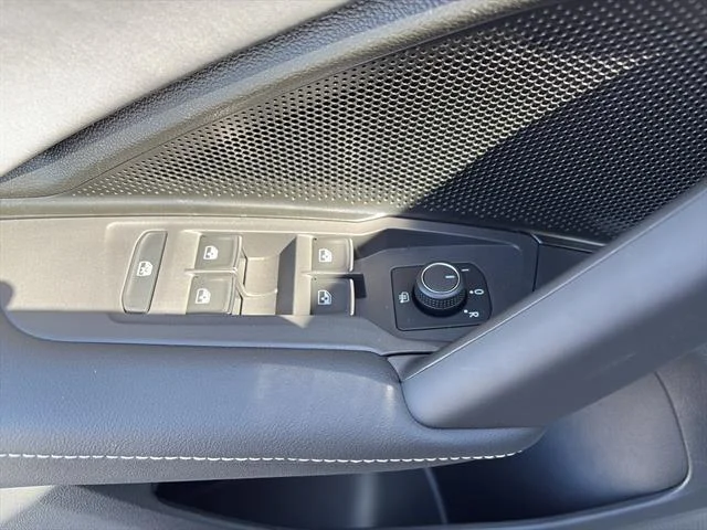 2025 Volkswagen Tiguan SE - Photo 16