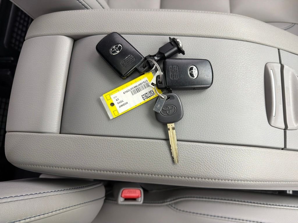 Used 2019 Silver Toyota XLE image 37