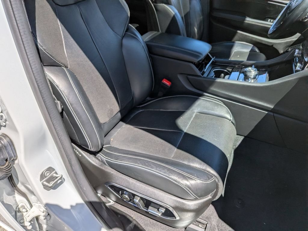 Used 2022 White Jeep Overland image 32