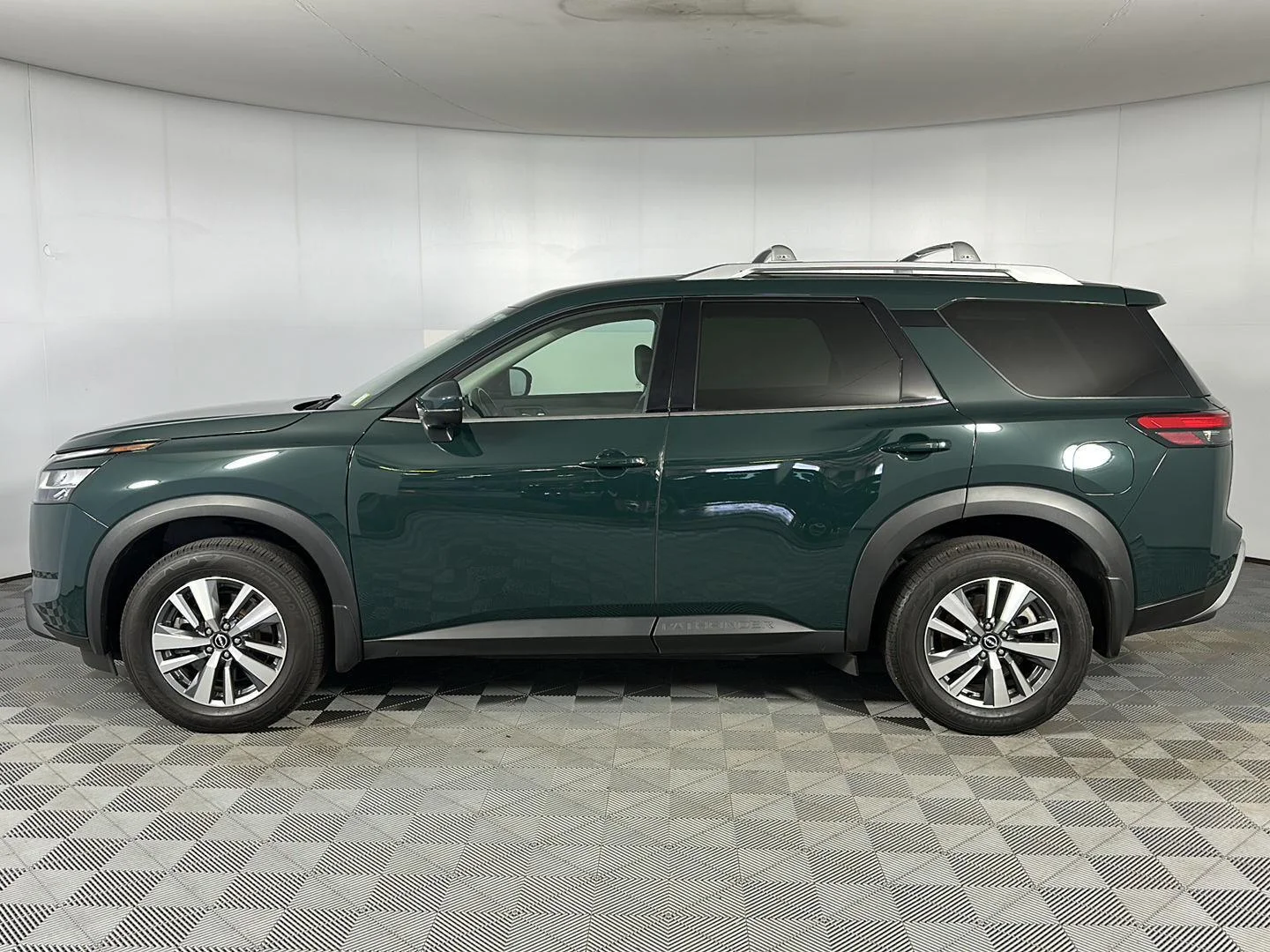 Used 2024 Obsidian Green Pearl Nissan SL image 5