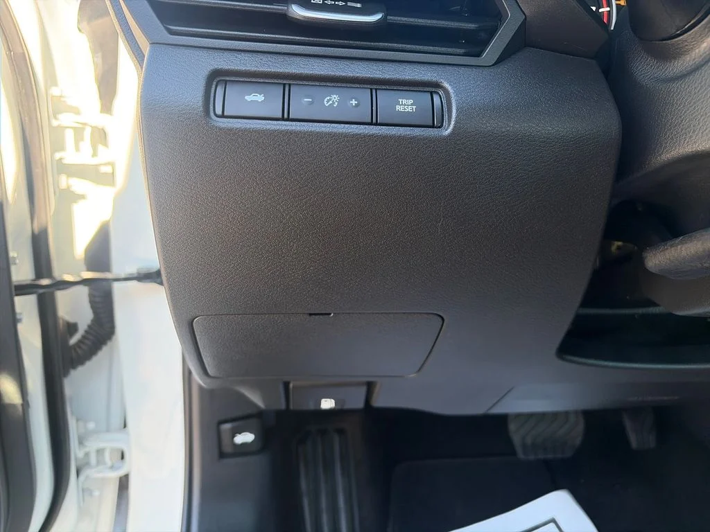 Used 2025 White Nissan 2.5 SV image 31