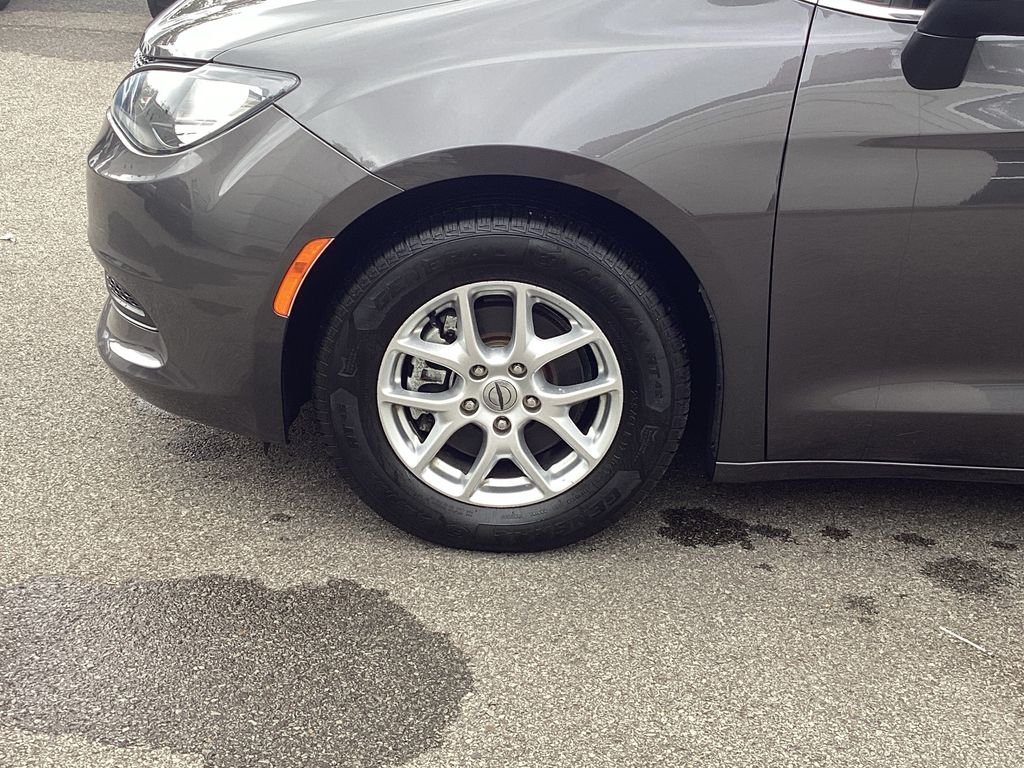 Used 2022 Gray Chrysler LX image 23