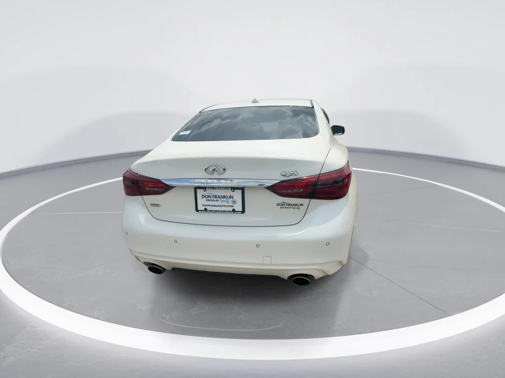 Used 2023 White INFINITI LUXE image 7